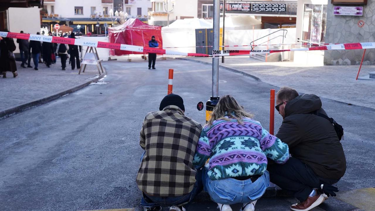 FOTO: Warga Berdoa dan Letakkan Karangan Bunga di Lokasi Kebakaran Crans Montana Swiss