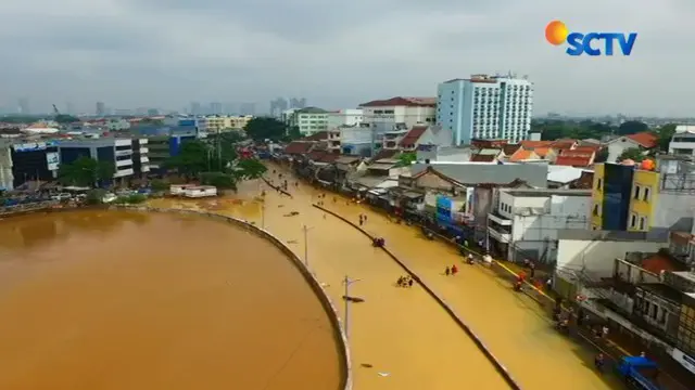 Akibat terendam banjir, kini aktivitas perekonomian di sepanjang ruas jalan Jatinegara Barat tutup.