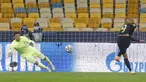 Pemain Barcelona Martin Braithwaite (kanan) mencetak gol ke gawang Dynamo Kyiv pada pertandingan Grup G Liga Champions di Stadion Olimpiyskiy, Kyiv, Ukraina, Selasa (24/11/2020). Barcelona membantai Dynamo Kyiv 4-0. (AP Photo/Efrem Lukatsky)