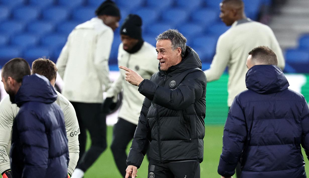 Pelatih kepala Paris Saint-Germain, Luis Enrique (tengah) memimpin sesi latihan menjelang pertandingan sepak bola leg kedua babak 16 besar Liga Champions melawan Real Sociedad di Stadion Reale Arena, San Sebastian, 4 Maret 2024. (FRANCK FIFE/AFP)