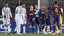 Penyerang Barcelona, Lionel Messi, tampak kecewa usai gagal mencetak gol ke gawang Juventus pada laga matchday terakhir Grup G Liga Champions di Camp Nou Stadium, Rabu (9/12/2020) dini hari WIB. Juventus menang 3-0 atas Barcelona. (AFP/Josep Lago)