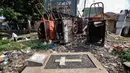 Sebuah makam berada dekat dengan gerobak sampah di TPU Menteng Pulo 2, Jakarta, Senin (9/12/2019). Minimnya kesadaran warga setempat ditambah tidak adanya fasilitas TPA dan perawatan pengelola TPU menyebabkan kondisi kompleks makam memprihatinkan akibat dipenuhi sampah.(merdeka.com/Iqbal S. Nugroho)