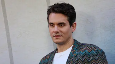 John Mayer menghadiri pemutaran perdana film Vengeance di Ace Hotel, Los Angeles, California, Amerika Serikat, 25 Juli 2022. Musikus tampan John Mayer sepertinya tertarik melebarkan kariernya ke dunia seni peran usai sukses sebagai penyanyi. (Robin L Marshall/Getty Images/AFP)