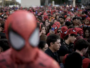 Orang-orang berpakaian Spider-Man berkumpul di Obelisk, Buenos Aires, Argentina, Minggu, 29 Oktober 2023. (AP Photo/Rodrigo Abd)