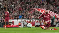 Pemain Liverpool Dominik Szoboszlai melepaskan tembakan yang melebar dalam laga babak ketiga Carabao Cup antara Liverpool vs Tottenham di Liverpool, Inggris, Selasa, 15 September 2026. (AP Photo/Jon Super)