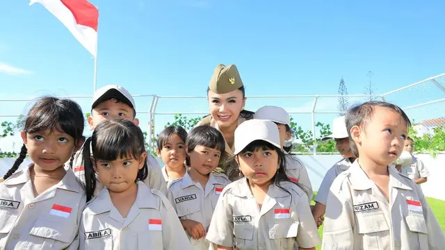 Yuni Shara gelar upacara bendera di PAUD miliknya (Instagram/yunishara36)