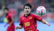 Pemain Persija Jakarta, Ryo Matsumura mengontrol bola pada laga lanjutan BRI Liga 1 2024/2025 melawan Persis Solo di Jakarta International Stadium (JIS), Jakarta Utara, Sabtu (24/08/2024). (Bola.com/Bagaskara Lazuardi)
