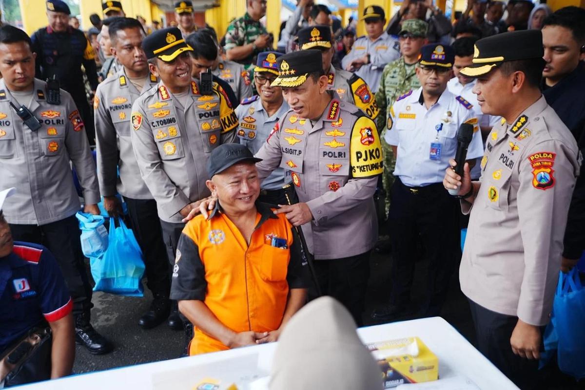 FOTO: Kapolri Tinjau Langsung Kesiapan Transportasi Jelang Puncak Mudik di Surabaya