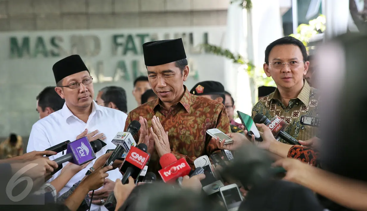 Presiden Joko Widodo saat memberikan keterangan pers pada acara peresmian Masjid Fatahillah Komplek Balai Kota, Jakarta, Jumat (29/1/2016). Masjid Fatahillah yang sebelumnya bernama Musholla Fatahillah. (Liputan6.com/Faizal Fanani)