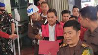 Anggota BPK Achsanul Qosasi tampak mengenakan rompi tahanan Kejaksaan Agung (Kejagung) setelah diperiksa terkait kasus korupsi BTS 4G Bakti Kominfo. Namun belum ada keterangan resmi dari Kejagung terkait penetapan tersangka Achsanul Qosasi. (Merdeka.com/Bactiarudin Alam)
