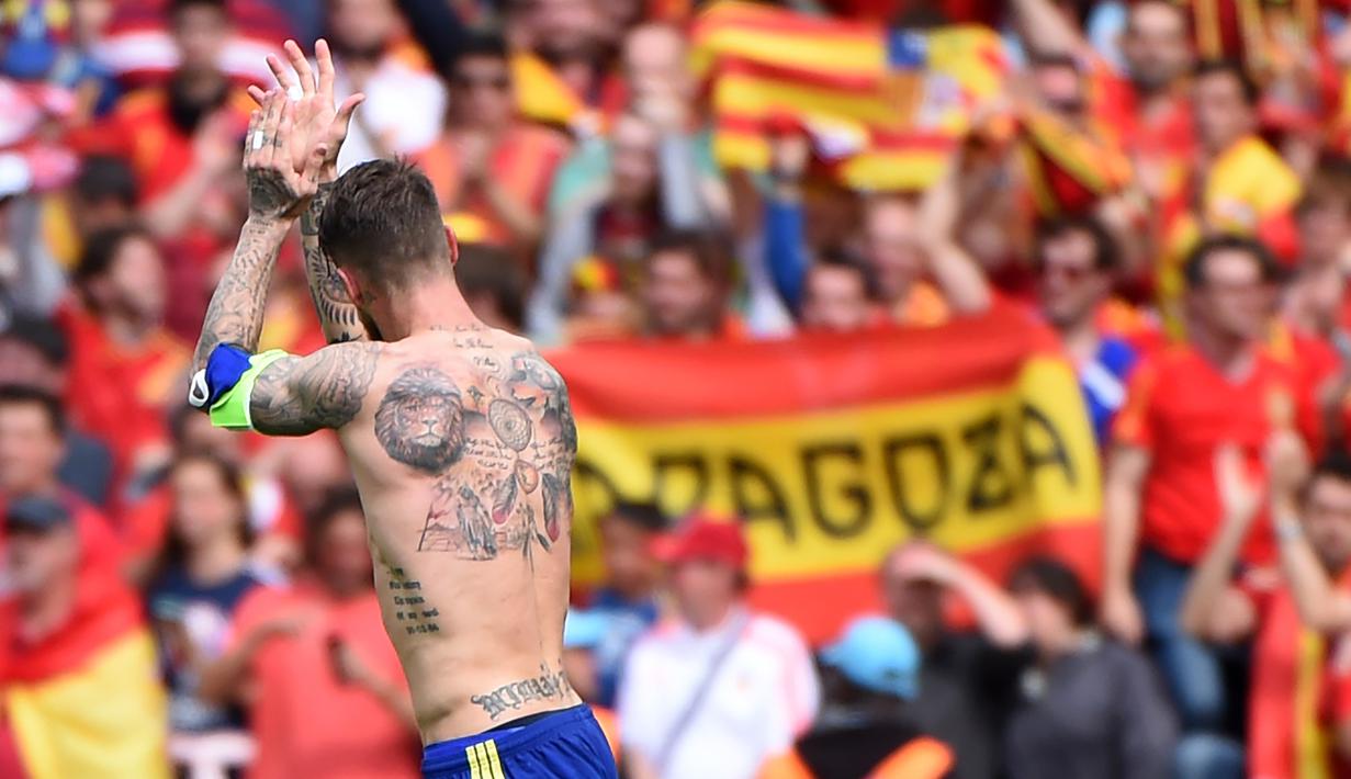 Bek Spanyol Sergio Ramos menyambut fans setelah kemenangan mereka saat pertandingan sepak bola Euro 2016 antara Spanyol dan Republik Ceko di Stadion Municipal di Toulouse (13/06/2016). (AFP PHOTO / Rémy GABALDA)