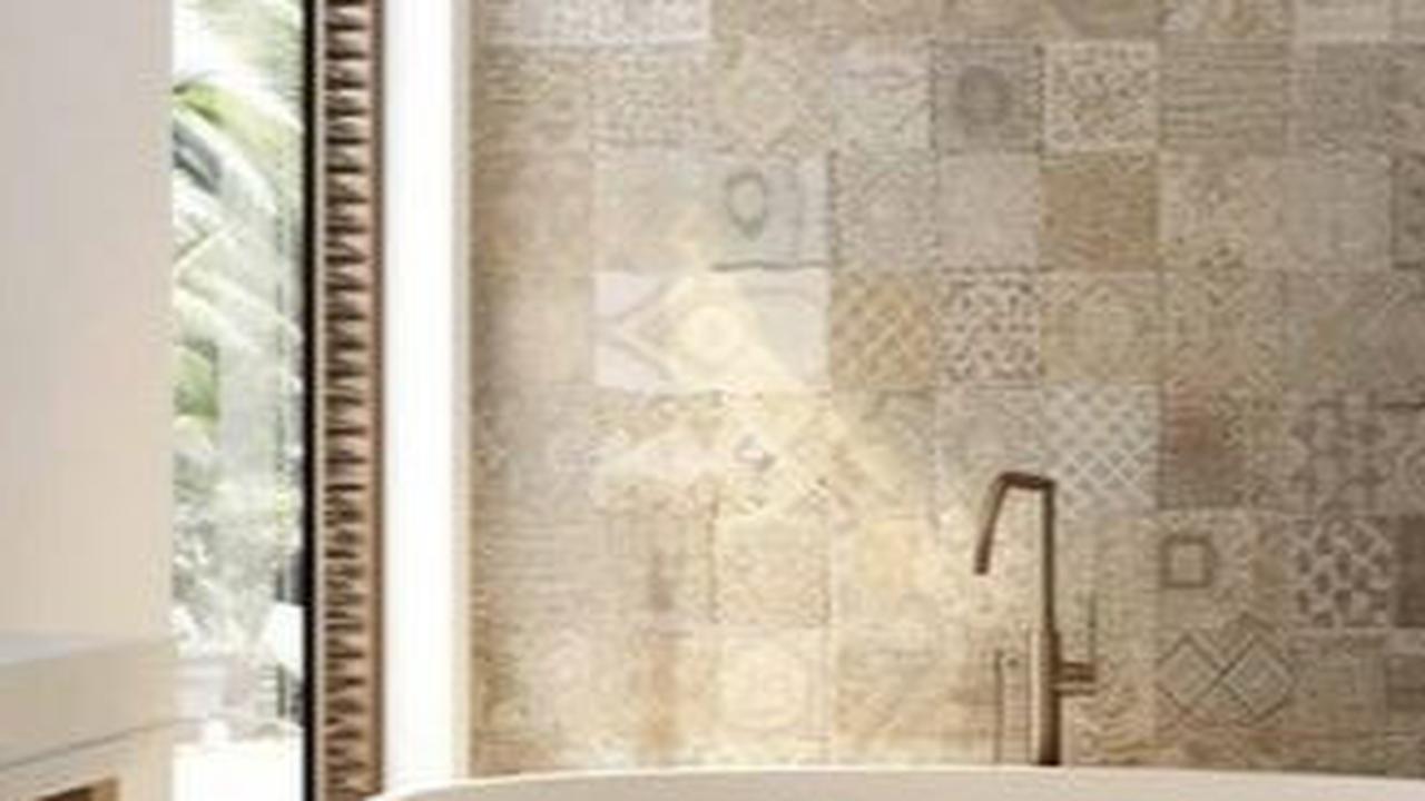 3. Desain Kamar Mandi Mediterania dengan Corak Keramik pada Dinding<br>