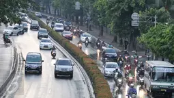 Sejumlah kendaraan melintas di Jalan Rasuna Said, Kuningan, Jakarta, Jumat (6/1). Revisi Pergub No.149 tahun 2016 tentang pengendalian Lalu Lintas dengan Jalan Berbayar Elektronik atau ERP ini ditargetkan akan selesai 2 pekan. (Liputan6.com/Yoppy Renato)