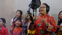 Menteri Yohana Yambise saat rekaman lagu anak. (Istimewa)