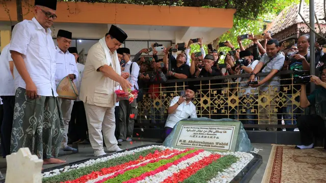 Ketua Umum Partai Gerindra Prabowo Subianto berziarah ke makam Presiden ke-4 Republik Indonesia KH Abdurrahman Wahid atau Gus Dur di kompleks Pondok Pesantren Tebuireng di Kabupaten Jombang, Jawa Timur
