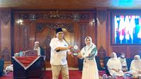 Wali Kota Mojokerto Ning Ita menerima penghargaan Tokoh Muda Nahdliyin Inspiratif Jatim 2022 dari Forkom Jurnalis Nahdliyin. (Istimewa)