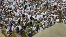 Ribuan jemaah Muslim mengelilingi Kakbah saat umrah di Masjidil Haram, Mekah, Arab Saudi (24/2/2020). Pemerintah Arab Saudi pada hari Kamis, 27 Februari 2020 resmi menghentikan sementara izin umrah bagi seluruh negara, termasuk juga untuk Indonesia. (AP Photo/Amr Nabil)