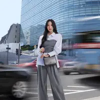 Lihat di sini street style kece ala Mun Ka Young saat bintangi kampanye terbaru TUMI Fall 24. (Dok/TUMI).