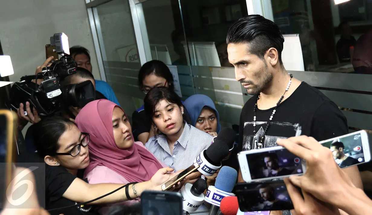 Mantan suami Julia Perez, Gaston Castano memberikan keterangan usai menjenguk Jupe di RSCM, Jakarta, Kamis (20/4). Gaston mengaku sempat berbincang dan memegang tangan Jupe. (Liputan6.com/Herman Zakharia)