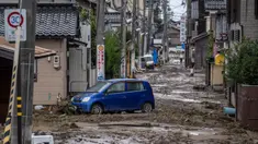 Sebuah mobil yang terdampar terlihat di jalan yang tertutup lumpur setelah hujan lebat di kota Wajima, prefektur Ishikawa, Jepang, pada tanggal 22 September 2024. (Yuichi YAMAZAKI/AFP)