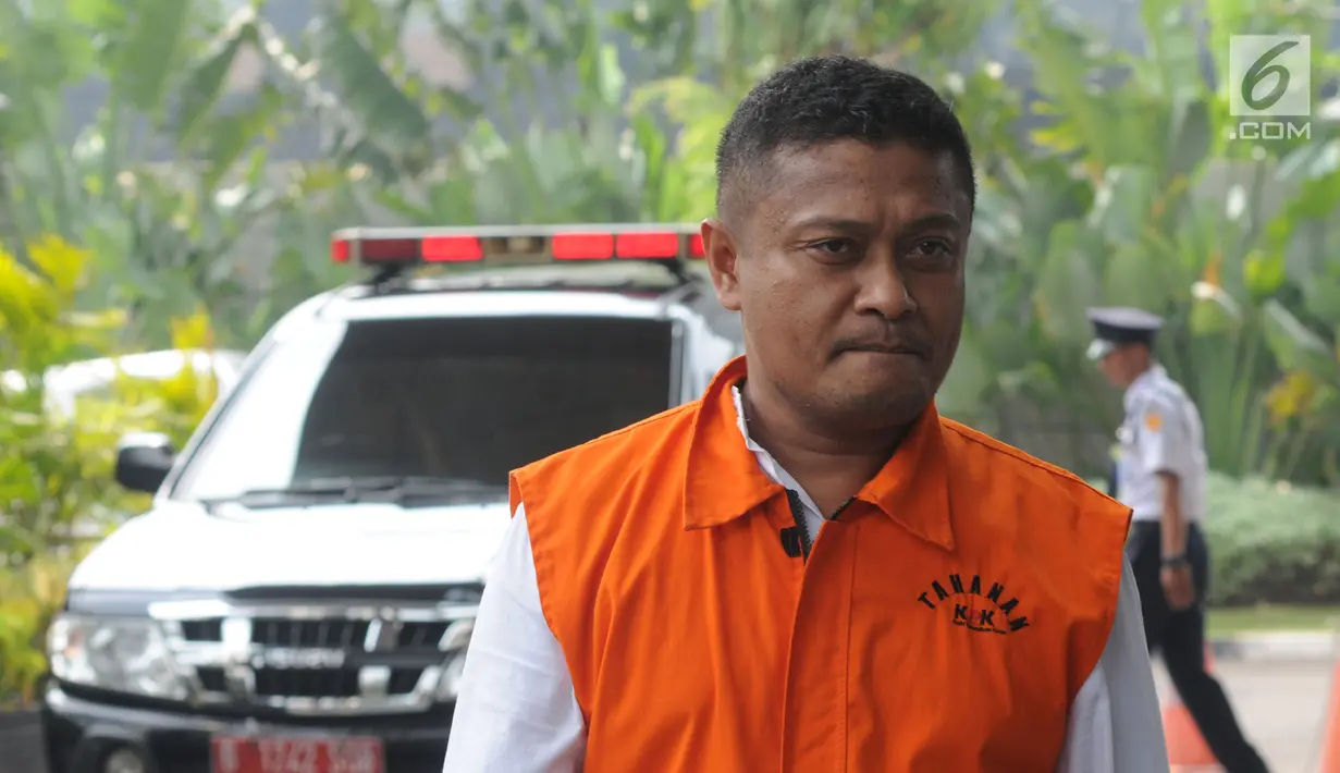 Bupati Buton Selatan nonaktif Agus Feisal saat akan menjalani pemeriksaan lanjutan di Gedung KPK, Jakarta, Senin (9/7). Agus diperiksa sebagai tersangka terkait dugaan menerima suap proyek di Kabupaten Buton Selatan. (Merdeka.com/Dwi Narwoko)