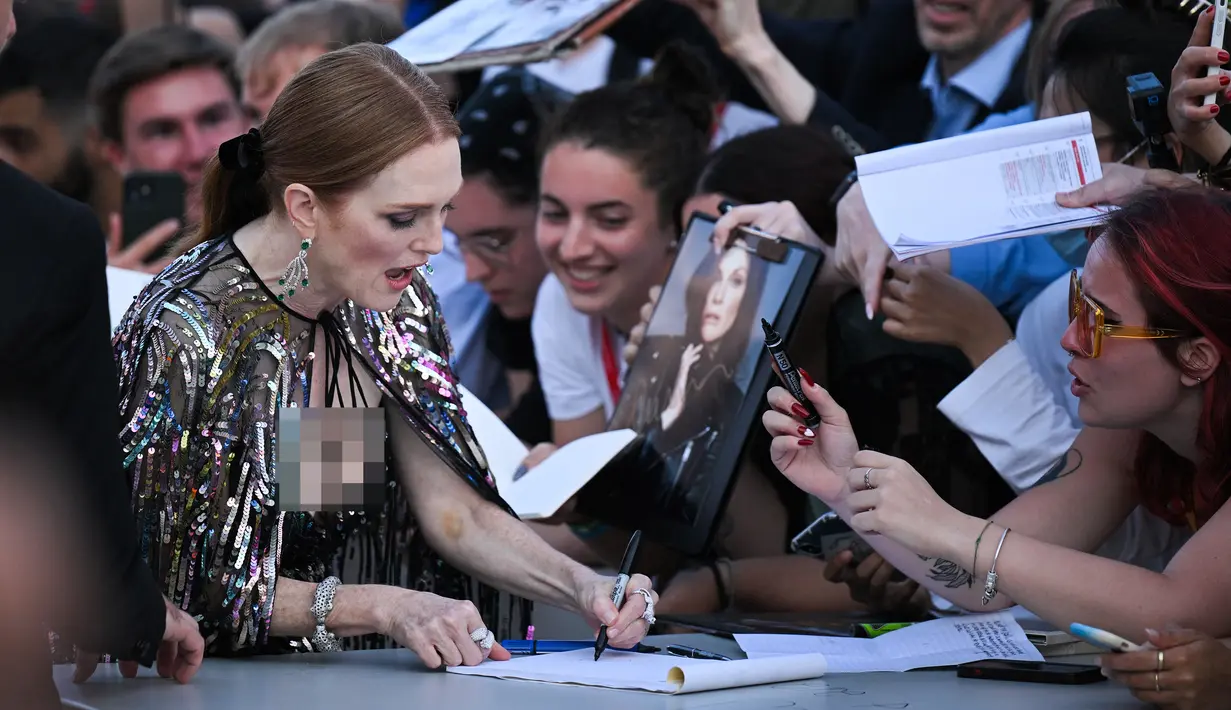 Aktris Amerika Serikat sekaligus Presiden Juri Venice Film Festival 2022 Julianne Moore tiba untuk upacara pembukaan dan pemutaran film "White Noise" di Venesia, Italia, Rabu (31/8/2022). Julianne menguncir rambut pirangnya serta merias wajahnya dengan riasan lembut. (Tiziana FABI/AFP)