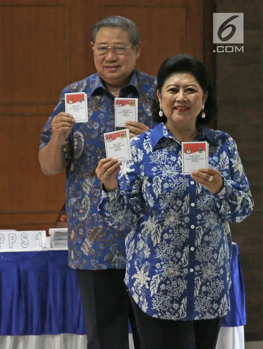 Presiden ke-6 RI Susilo Bambang Yudhoyono dan ibu Ani menunjukkan surat suara sebelum mencoblos pada Pilkada Serentak 2018 di TPS 06 Nagrak, Bogor, Rabu (27/6). SBY menggunakan hak pilih untuk Pilgub Jabar dan Pilbup Bogor. (Liputan6.com/Herman Zakharia)