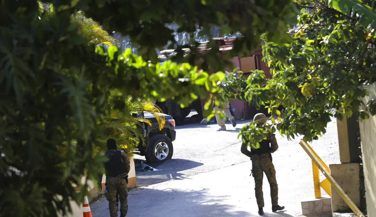 Tentara berjaga di pintu masuk rumah mendiang Presiden Haiti Jovenel Moise di Port-au-Prince, Haiti, Rabu (7/7/2021).  Sementara itu, Ibu Negara Haiti Martine Moise dirawat di rumah sakit setelah serangan selamat dari serangan," kata PM Claude Joseph. (AP Photo/Joseph Odelyn)