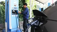 Pemilik sedang mengisi daya kendaraan listrik di Stasiun Pengisian Kendaraan Listrik Umum (SPKLU) PLN Disjaya, Jakarta, Selasa (8/8/2023). (Liputan6.com/Herman Zakharia)
