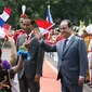 Presiden Joko Widodo (Jokowi) mendampingi Presiden Prancis Francois Hollande setibanya di Istana Merdeka, Jakarta, Rabu (29/3). Kehadiran Presiden Hollande disambut dengan upacara kenegaraan. disambut dengan upacara kenegaraan. (Liputan6.com/Angga Yuniar)