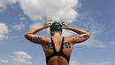Perenang Afrika Selatan, Michelle Weber, bersiap berlomba di nomor renang terbuka 10km putri Kejuaraan Dunia Akuatik 2015 di Kazan, Rusia, (28/7/2015). (Reuters/Stefan Wermuth