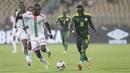 Keunggulan Senegal bertambah menjadi 2-0 pada menit ke-76 usai Sadio Mane (kanan) berhasil memanfaatkan kesalahan pemain lawan dan memberikan assist ke Idrissa Gueye. Namun, enam menit berselang, Burkina Faso berhasil memperkecil keunggulan lewat Ibrahim Blati Toure. (AP/Sunday Alamba)