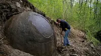 Arkeolog temukan penemuan bola rakasa di hutan Bosnia. (FoxNews.com)