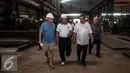 Menristekdikti Muhammad Nasir saat mengunjungi pabrik pelat datar PT Gunung Steel Cikarang, Jawa Barat, Minggu (15/1). Menristekdikti juga meninjau proses pemotongan baja hingga penyusunan pelat serta pengelasan. (Liputan6.com/Gempur M. Surya)