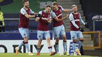 Pemain West Ham, Tomas Soucek (kedua kanan) berselebrasi dengan rekan-rekannya usai mencetak gol ke gawang Everton pada pertandingan lanjutan Liga Inggris di Goodison Park, Sabtu (2/1/2021). Gol Tomas Soucek hanya empat menit jelang laga bubaran. (Jan Kruger, Pool via AP)