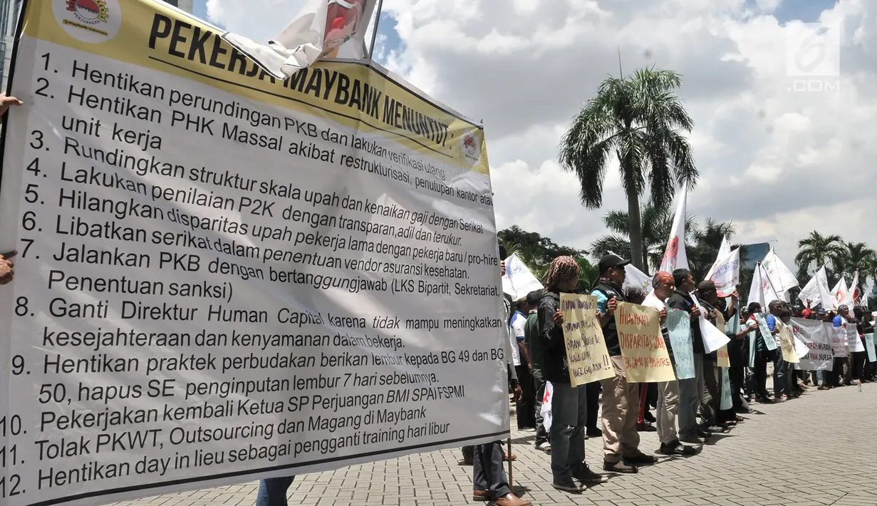 Mantan karyawan PT Bank Maybank Indonesia  menggelar demonstrasi di kawasan Senayan, Jakarta, Senin (11/2). Dalam aksinya, Serikat Pekerja Perjuangan Bank Maybank Indonesia meminta 12 tuntutan kepada pihak Maybank Indonesia. (Merdeka.com/Iqbal S. Nugroho)