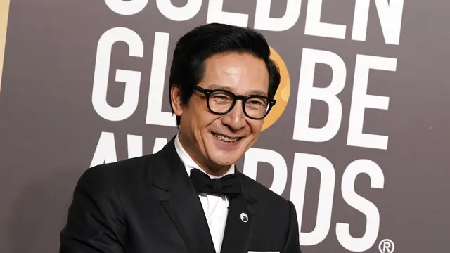 Ke Huy Quan dalam Golden Globe Awards 2023. (Jordan Strauss/Invision/AP)