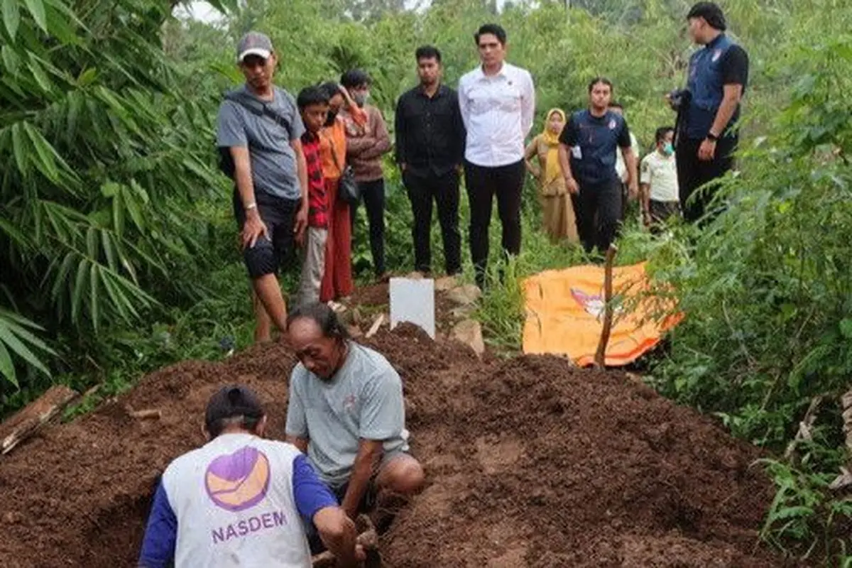Proses pemindahan jasad Akbar dari pemakaman RSUD Batin Mangunang untuk dimakamkan secara layak di Cilincing, Jakarta Utra.