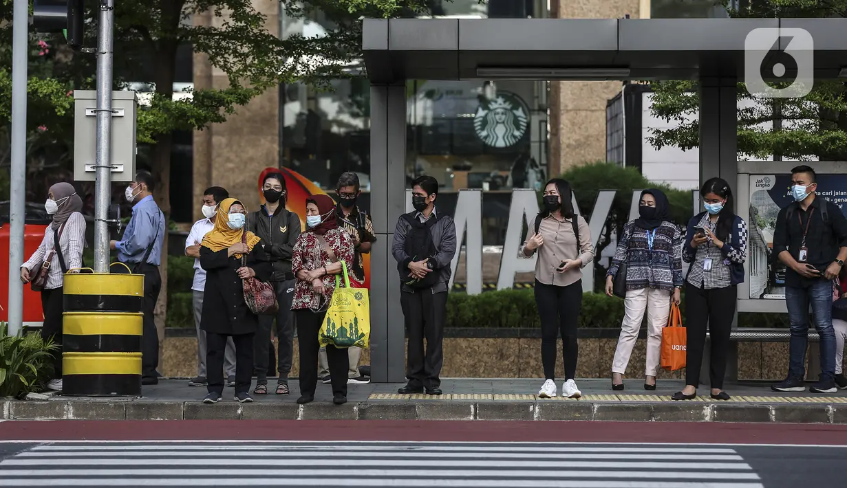 Aktivitas pekerja pada saat jam pulang kantor di kawasan Sudirman, Jakarta, Selasa (18/5/2021). Ketua Umum Kamar Dagang dan Industri Rosan Perkasa Roeslani mengatakan, animo para pengusaha terhadap program Vaksinasi Gotong Royong sangat tinggi. (Liputan6.com/Johan Tallo)
