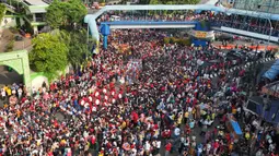 Ritual Gotong Toapekong merupakan kegiatan mengarak patung Dewi Kwan Im Hud Couw di sepanjang ruas jalan kota oleh Perkumpulan Klenteng Boen Tek Bio. (merdeka.com/Arie Basuki)