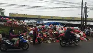 Tumpukan sampah menggunung di Pasar Jombang, Kota Tangerang Selatan (Tangsel), Rabu (17/4/2024). Sampah di Pasar Jombang ini sudah sepekan sejak Hari Raya Idul Fitri 1445 H tidak diangkut petugas. (Liputan6.com/Pramita Tristiawati)