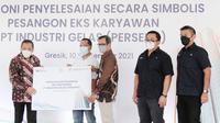 PT PPA secara simbolis penyelesaian pesangon kepada perwakilan eks karyawan PT Iglas di Gresik, Jawa Timur, Jumat (10/9/2021). (Dok PT PPA)
