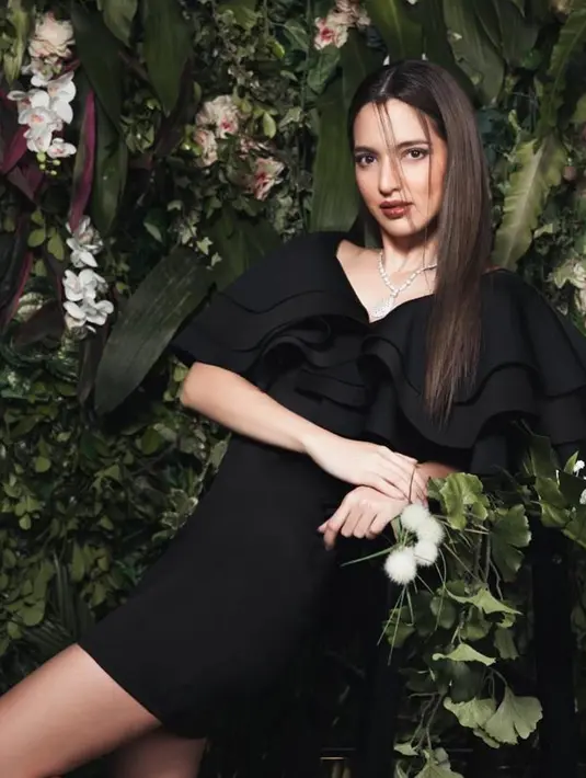 Gaya rambut gerai memang menjadi andalan istri Ardi Bakrie ini.  Model gerai memang menjadi pilihan utama Nia saat ini tampil kasual namun tetap ingin terlihat elegan. Rambut yang digerai juga bisa membuat tampilan kamu terlihat lebih manis dan juga feminin.(Liputan6.com/IG/@ramadhaniabakrie)