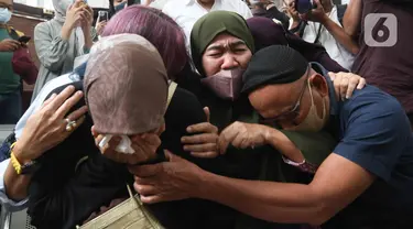 Reaksi keluarga  terdakwa kasus dugaan perintangan penyidikan pada kasus pembunuhan Brigadir Yosua, Irfan Widyanto usai sidang putusan di Pengadilan Negeri Jakarta Selatan, Jumat (24/2/2023).  Polisi yang berpangkat AKP ini disebut majelis hakim menuruti perintah Ferdy Sambo yang saat itu menjabat Kadiv Propam Polri untuk menutupi penyebab kematian Brigadir J. (Liputan6.com/Herman Zakharia)