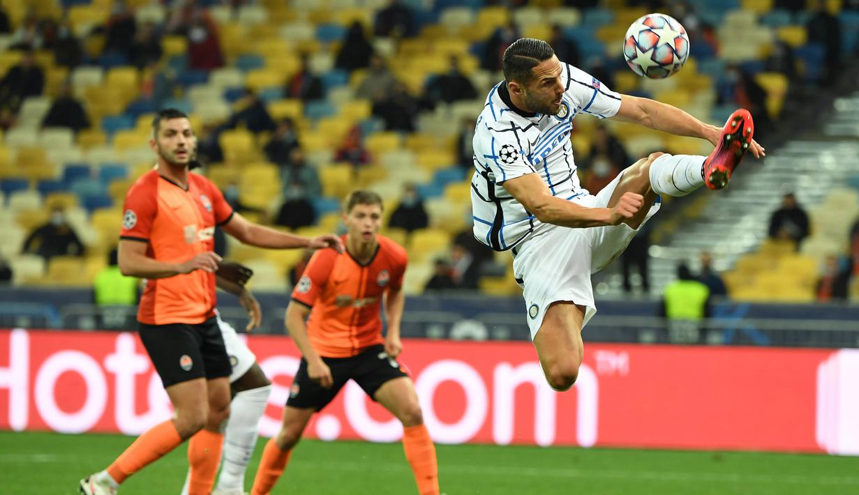 Bek Inter Milan, Danilo D'Ambrosio, berusaha mengontrol bola saat menghadapi Shakhtar Donetsk pada laga lanjutan Liga Champions 2020/2021 di NSC Olimpiyskiy, Rabu (28/10/2020) dini hari WIB. Inter Milan bermain imbang 0-0 lawan Shakhtar Donetsk. (AFP/Sergei Supinsky)