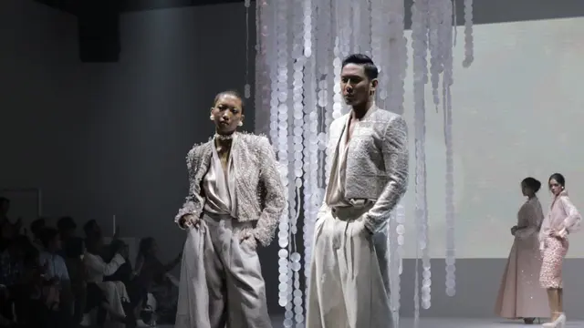 Dilantik Jadi Anggota IPMI, Ivan Gunawan Hadirkan Busana Mewah dan Megah