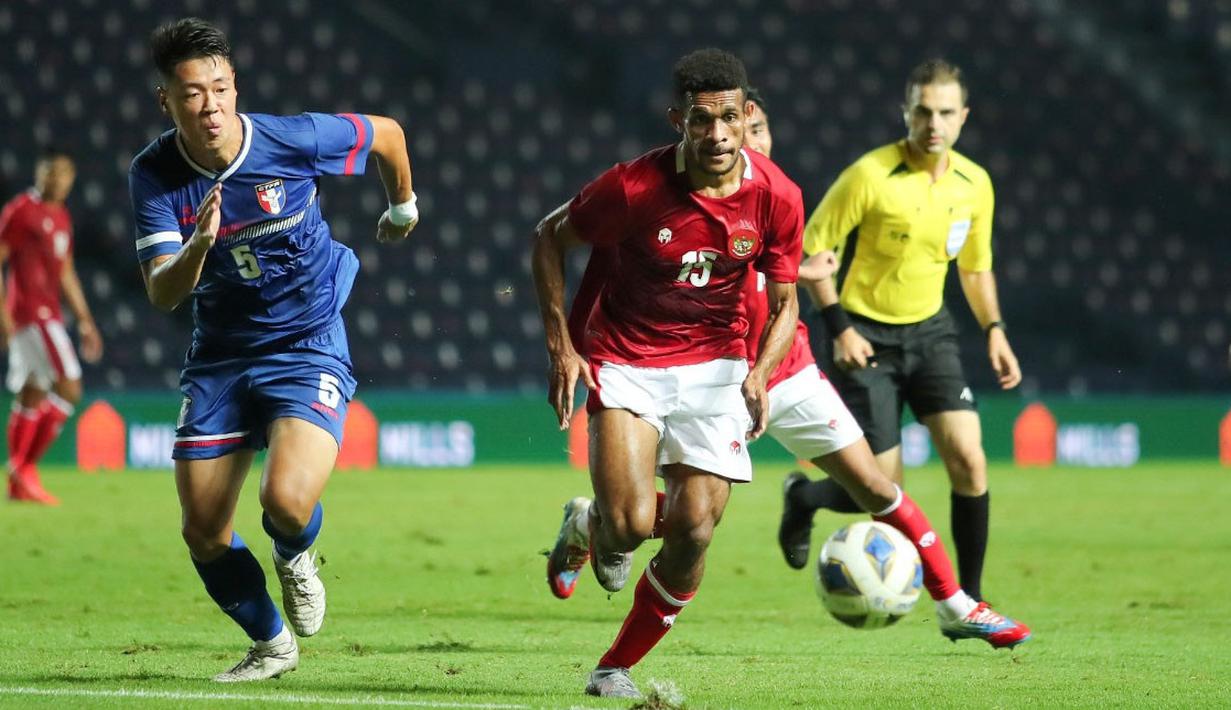 Rekan setim Rian, Ricky Kambuaya juga selalu menjadi pilihan utama Shin Tae-yong selama fase grup Piala AFF 2020. Tampil selama 360 menit, Kambuaya tercatat mampu melakukan 3 tekel sukses, 1 sapuan, 1 blok, dan 2 intersep. Ia juga sukses memberikan 1 assist dan 5 dribel sukses. (Dok. PSSI)