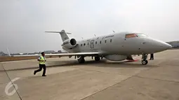 Pesawat Boeing MSA N614BA bersiap sebelum uji terbang di Lanud Halim Perdanakusuma, Jakarta, Rabu (4/11). Uji terbang dengan pesawat Boeing MSA N614BA tersebut dilakukan untuk mengawasi perairan Indonesia. (Liputan6.com/Immanuel Antonius)