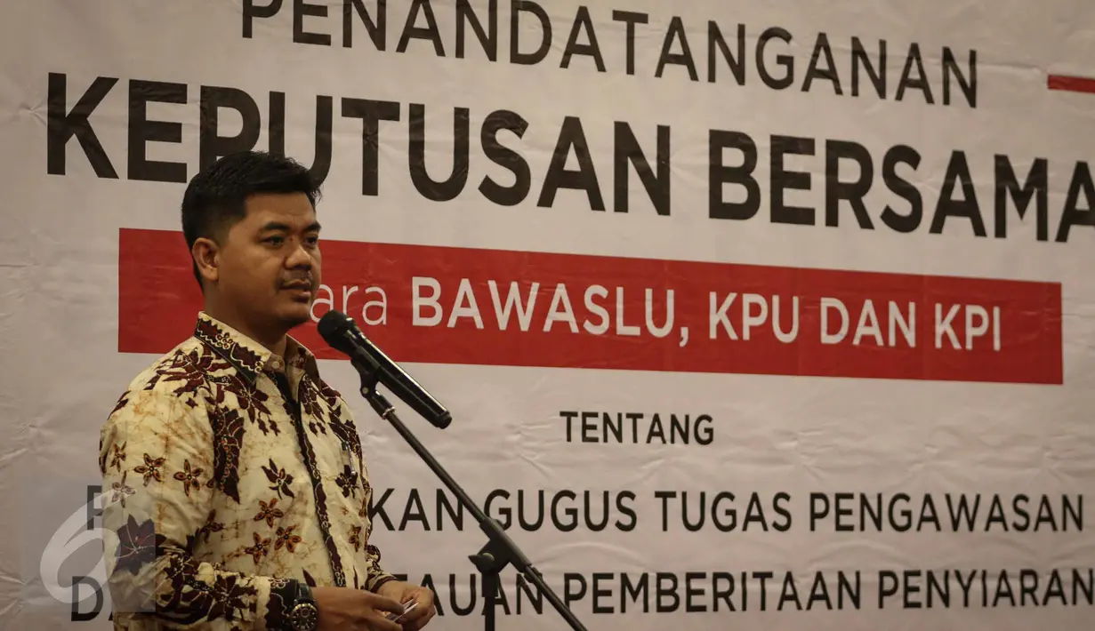 Ketua Komisi Pemilihan Umum (KPU) Juri Ardiantoro memberikan kata sambutan saat Penandatanganan Keputusan Bersama Antara Bawaslu, KPU, Dan KPI di Jakarta, Jumat (11/11). (Liputan6.com/Faizal Fanani)
