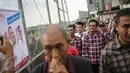 Cawagub DKI Jakarta, Djarot Saiful Hidayat menyempatkan meninjau proyek LRT saat tiba mengunjungi warga Kampung Makasar, Jakarta, Kamis (8/12). (Liputan6.com/Faizal Fanani)